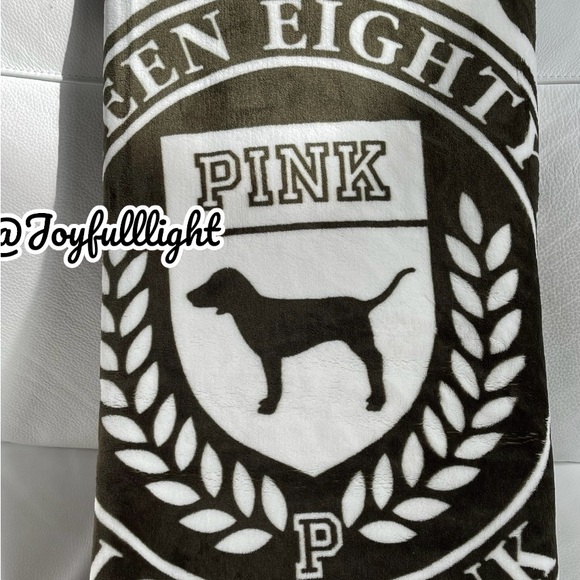 NEW VICTORIA'S SECRET PINK Vintage Green 60" x 72" (bigger size) Sherpa Blanket - Picture 4 of 9